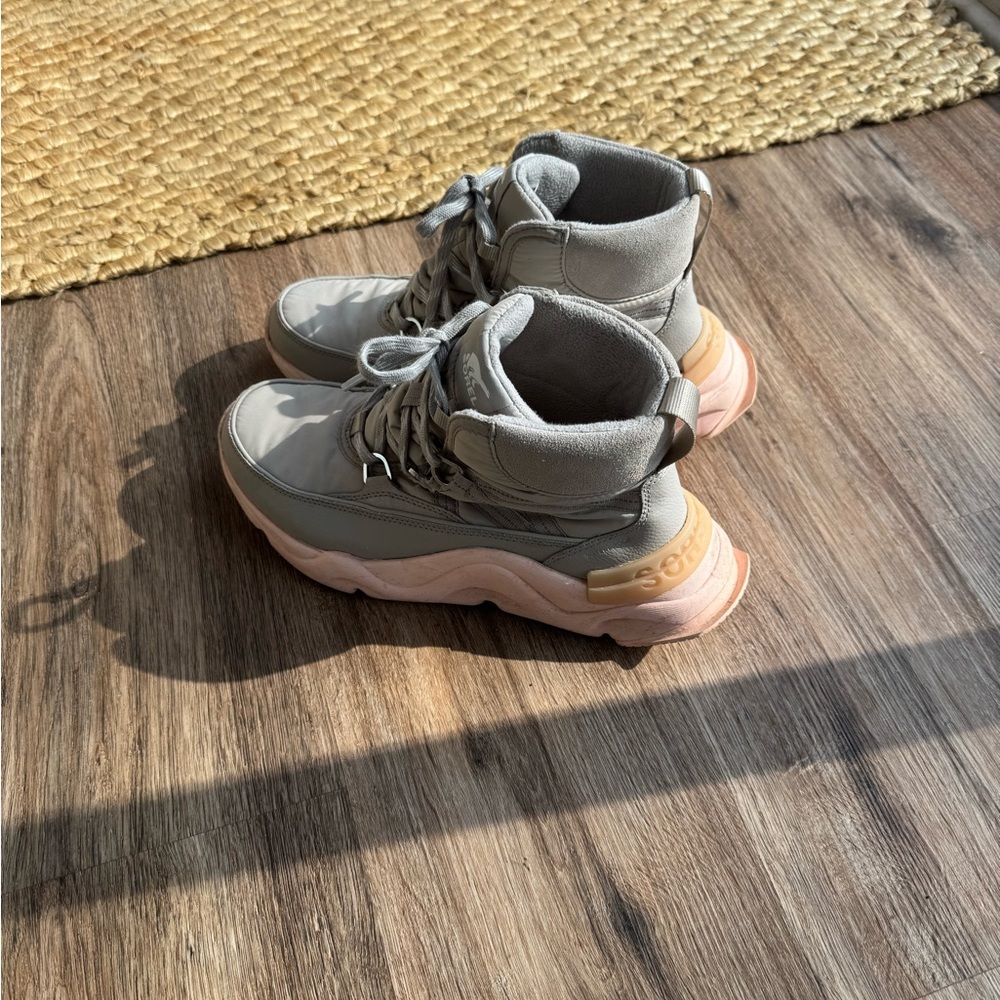 Sorel Stylish Gray and Tan Women's Sneakers bootie